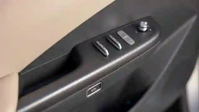 Новость EVOLUTE (Тихо едет, громко лает: чем удивил доступный российский электромобиль)